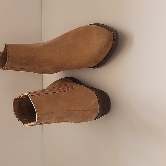 Women's western-style ankle boots size 8. - Picture 2 of 9